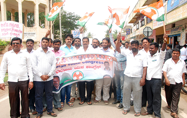 ರಾಹುಲ್ ಗಾಂಧಿ ಕಾರಿಗೆ ಕಲ್ಲು : ಬಿಜೆಪಿ ವಿರುದ್ದ ಕಾಂಗ್ರೆಸ್ ಪ್ರತಿಭಟನೆ